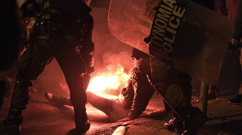 Κρίσιμη αλλά σταθερή η κατάσταση της δικηγόρου που δέχθηκε φωτοβολίδα στα Εξάρχεια – Απανθρακώθηκε το γόνατό της